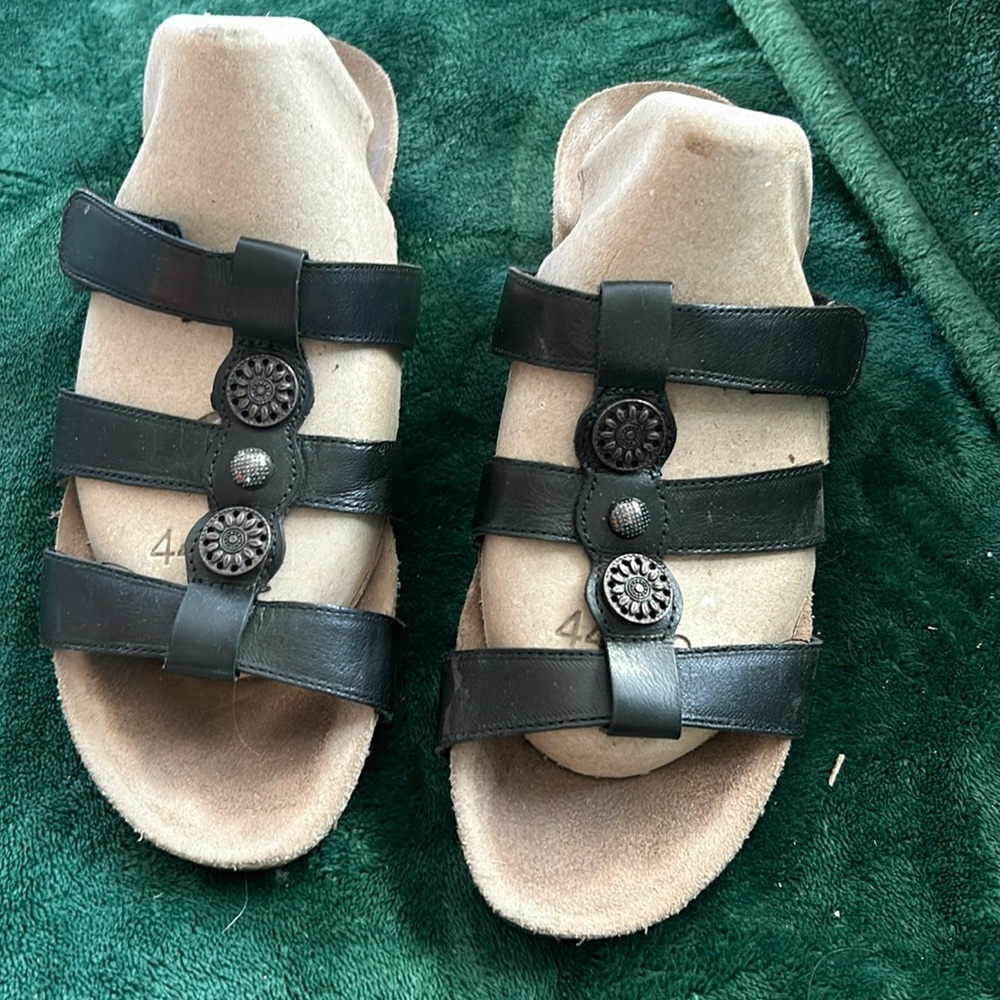 Munro Sandles 7 1/2 chocolate brown